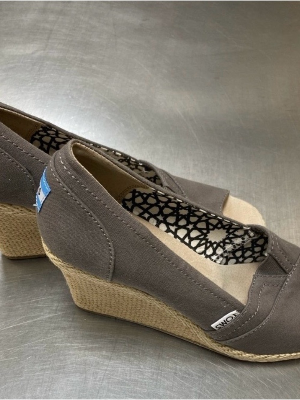 TOMS Calypso Gray Canvas Peep-Toe Espadrille Wedge Heels - Size 8